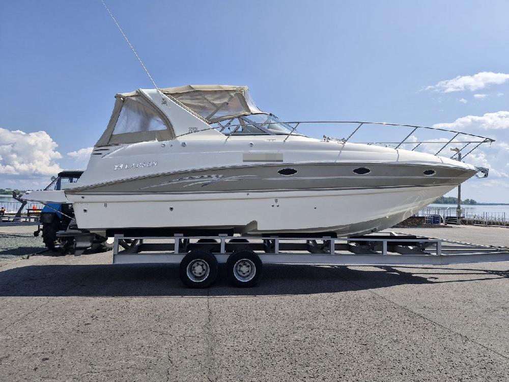 Larson Cabrio 330 с двумя двигателями Volvo Penta (450 л.с.)
