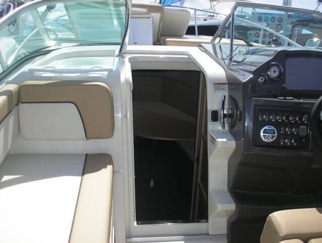 Bayliner 842 кокпит