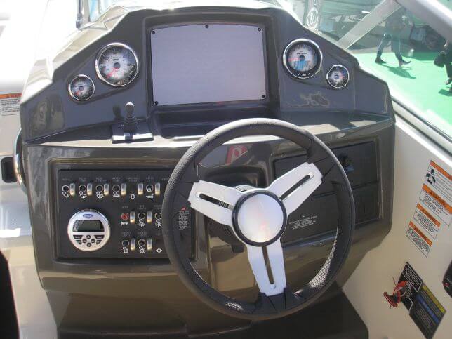 Bayliner 842 приборная панель